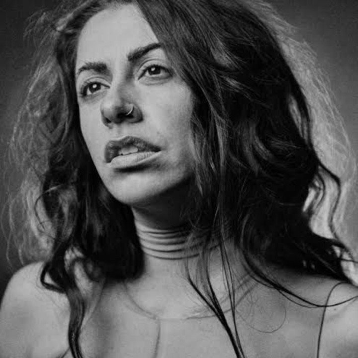 La cantante mexicana Renee Mooi presenta Pantera, primer sencillo de su EP Morir a los desiertos, un proyecto experimental con jarana y voz que fusiona mexicanidad, oscuridad y vulnerabilidad.