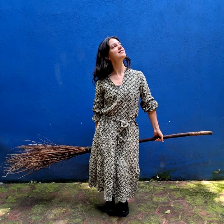 La cantautora mexicana Madame Récamier estrena Caprichos este 21 de agosto. Un álbum que rompe estructuras, mezcla influencias familiares y celebra 15 años de trayectoria musical.