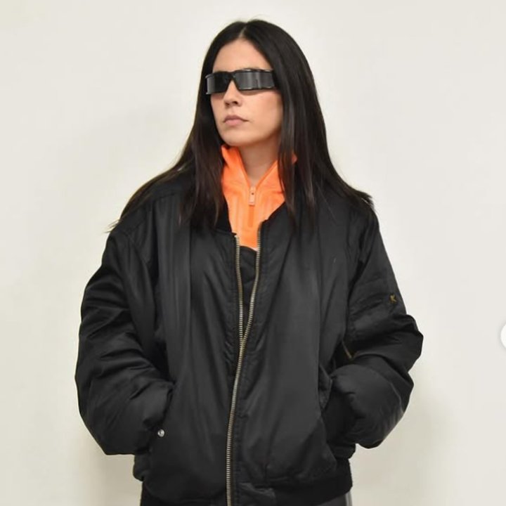 La cantautora chilena Javiera Mena lanza Inmersión, un disco íntimo y experimental. En entrevista exclusiva revela su proceso creativo, colaboraciones y el simbolismo detrás de esta nueva etapa musical.