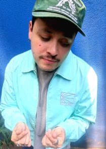 El cantautor Marco Mares presenta ¿Por qué corres?, su tercer álbum de estudio, donde explora ritmos afrocaribeños y colabora con Sabino, Zoé, Carlos Sadness y Bebo Dumont.