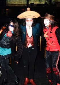 La banda mexicana de darkwave La Bande-Son Imaginaire se presentará en el Teatro Metropólitan el 5 de septiembre. Conoce los detalles de su nuevo sencillo Disco y lo que preparan para este histórico concierto.