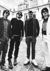 La banda mexicana San Pascualito Rey celebra 25 años de trayectoria con un concierto en el Auditorio Blackberry. En entrevista, sus integrantes hablan sobre su evolución, su disco Dar Guapachoso y su conexión con el público.