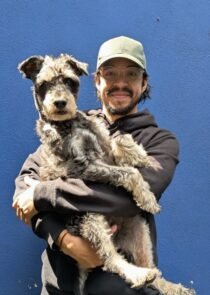 El vocalista de Okills, Alberto Arcas, regresó a cabina para hablar sobre el presente de la banda venezolana, su proceso creativo y la celebración de los 10 años de “América Supersónica”,