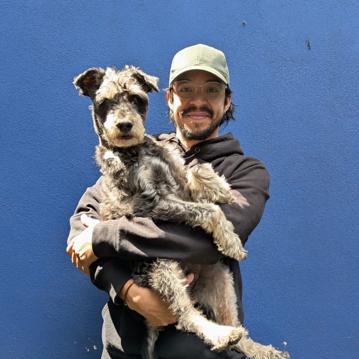 El vocalista de Okills, Alberto Arcas, regresó a cabina para hablar sobre el presente de la banda venezolana, su proceso creativo y la celebración de los 10 años de “América Supersónica”,