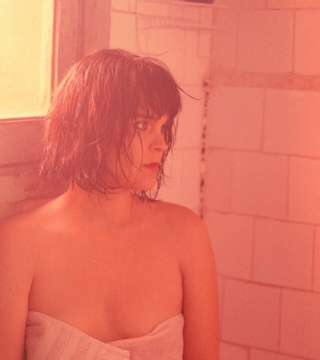 La cantautora chilena regresa con La primera luz, un disco acústico y profundamente humano grabado en México junto a Adán Jodorowsky