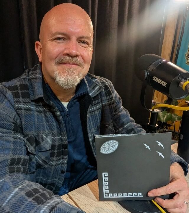 La banda mexicana Psicodencia, referente del punk y hardcore de los 90, reedita su EP “Kawi” y revive su paso por el Tutti Frutti, Rocotitlán y el circuito underground. Conoce la historia del Güero y su regreso a plataformas digitales.