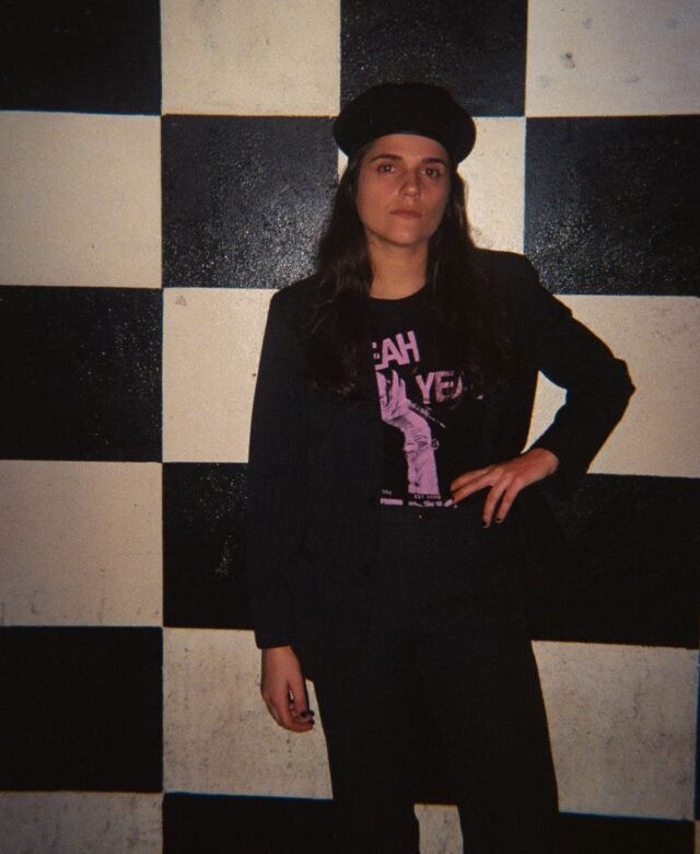 Erin Memento habla de su evolución musical, su colaboración con Barbie Recanati, su guitarra Fender inspirada en Kurt Cobain y su presentación en el Vive Latino 2025. Conoce los detalles de su nuevo disco y su cierre de etapa con Carretera Fantasma.