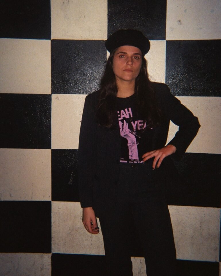 Erin Memento habla de su evolución musical, su colaboración con Barbie Recanati, su guitarra Fender inspirada en Kurt Cobain y su presentación en el Vive Latino 2025. Conoce los detalles de su nuevo disco y su cierre de etapa con Carretera Fantasma.