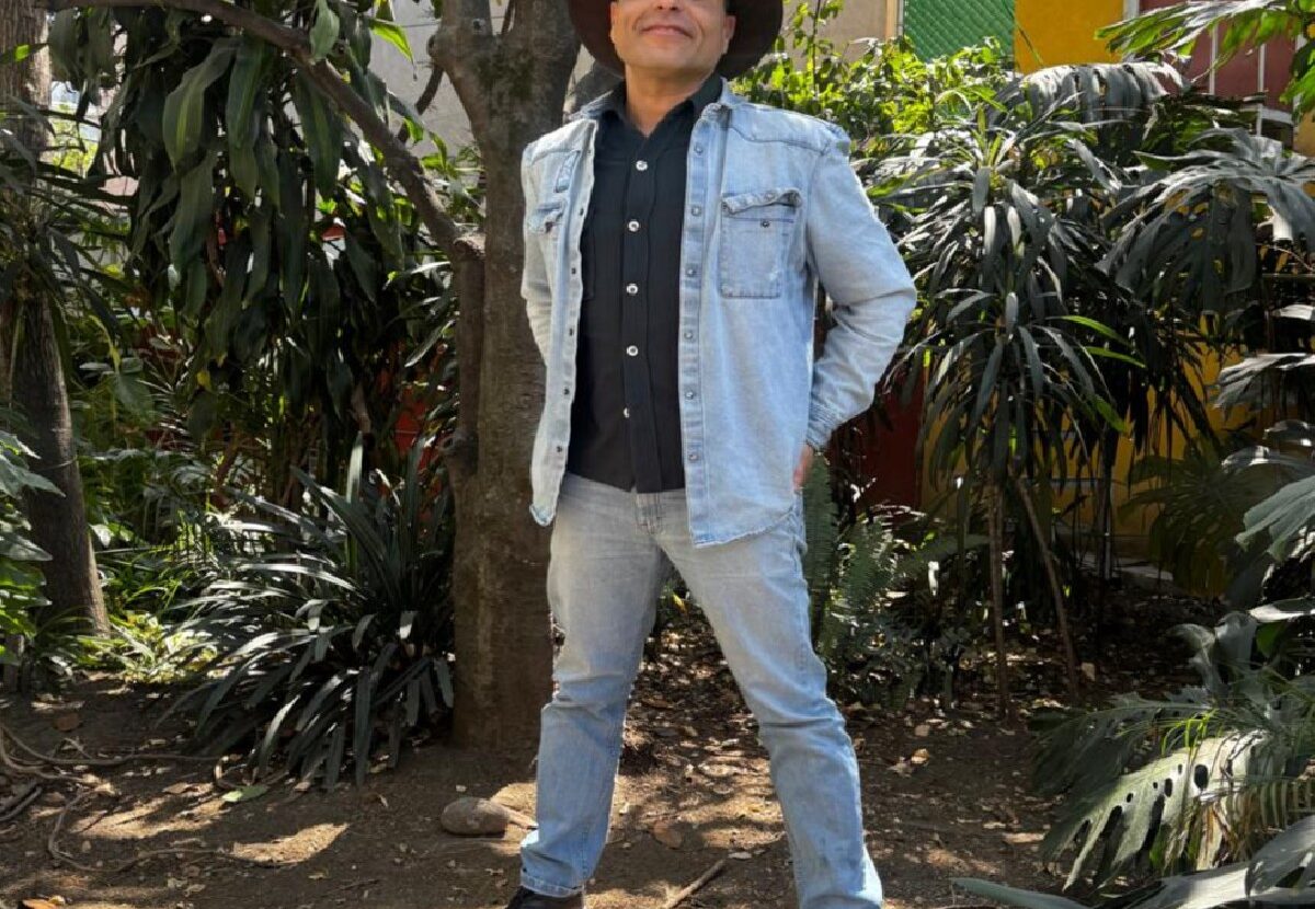 El cantautor venezolano Esteban Rey habla sobre “Amor Cromático”, un álbum nacido del duelo por la muerte de su madre, con influencias del son jarocho, grabado entre Europa y México. Se presenta en el Foro 1869.