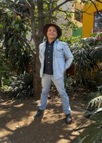 El cantautor venezolano Esteban Rey habla sobre “Amor Cromático”, un álbum nacido del duelo por la muerte de su madre, con influencias del son jarocho, grabado entre Europa y México. Se presenta en el Foro 1869.