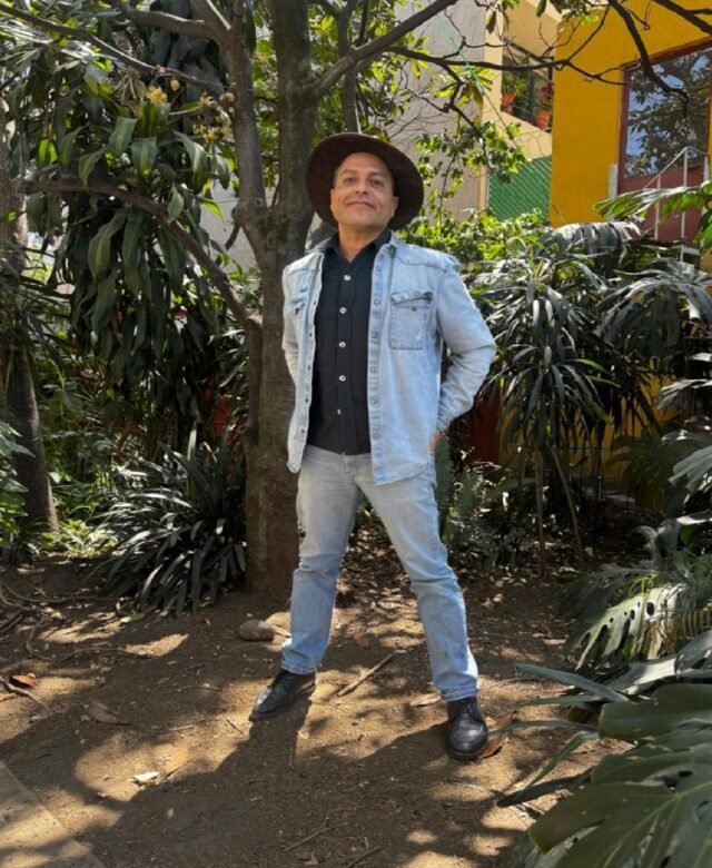 El cantautor venezolano Esteban Rey habla sobre “Amor Cromático”, un álbum nacido del duelo por la muerte de su madre, con influencias del son jarocho, grabado entre Europa y México. Se presenta en el Foro 1869.