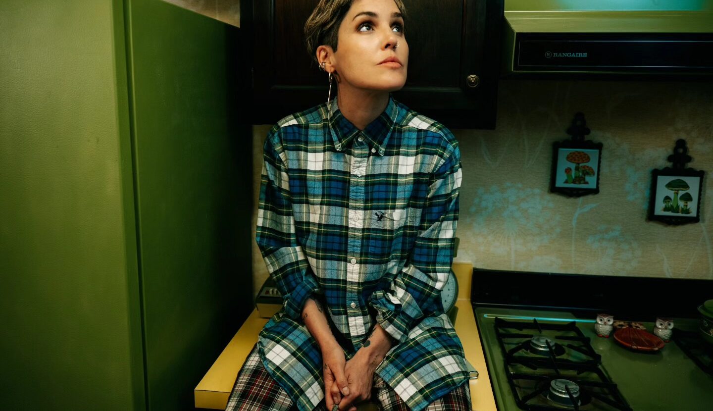 Rubio regresa con uno de los discos más íntimos y honestos de su carrera. En esta entrevista, Fran nos cuenta cómo una crisis personal, la migración, la soledad y el redescubrimiento de la guitarra dieron forma a un álbum más humano, directo y emocional.