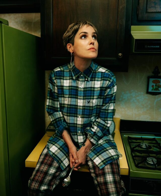 Rubio regresa con uno de los discos más íntimos y honestos de su carrera. En esta entrevista, Fran nos cuenta cómo una crisis personal, la migración, la soledad y el redescubrimiento de la guitarra dieron forma a un álbum más humano, directo y emocional.