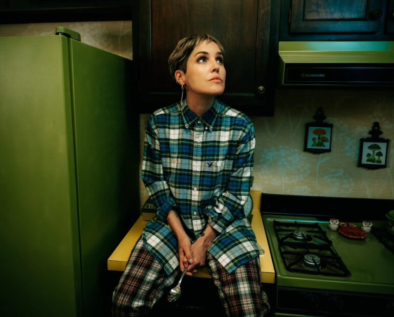 Rubio regresa con uno de los discos más íntimos y honestos de su carrera. En esta entrevista, Fran nos cuenta cómo una crisis personal, la migración, la soledad y el redescubrimiento de la guitarra dieron forma a un álbum más humano, directo y emocional.