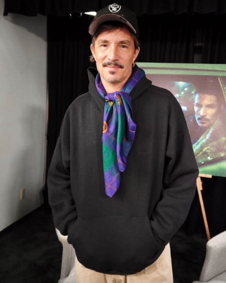 El músico argentino Emmanuel Horvilleur revela cómo surgió su disco Mi año gótico, su evolución vocal, el trabajo con el productor Cítrico y las colaboraciones con Fito Páez, Julián Kartún y Santo Domingo.