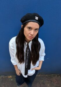 La cantante chilena Javiera Mena reflexiona sobre su nuevo disco Inmersión, la influencia de la migración en su música y su proceso creativo junto a Luigi de Cupido, en una conversación sobre emociones, canciones y evolución artística.