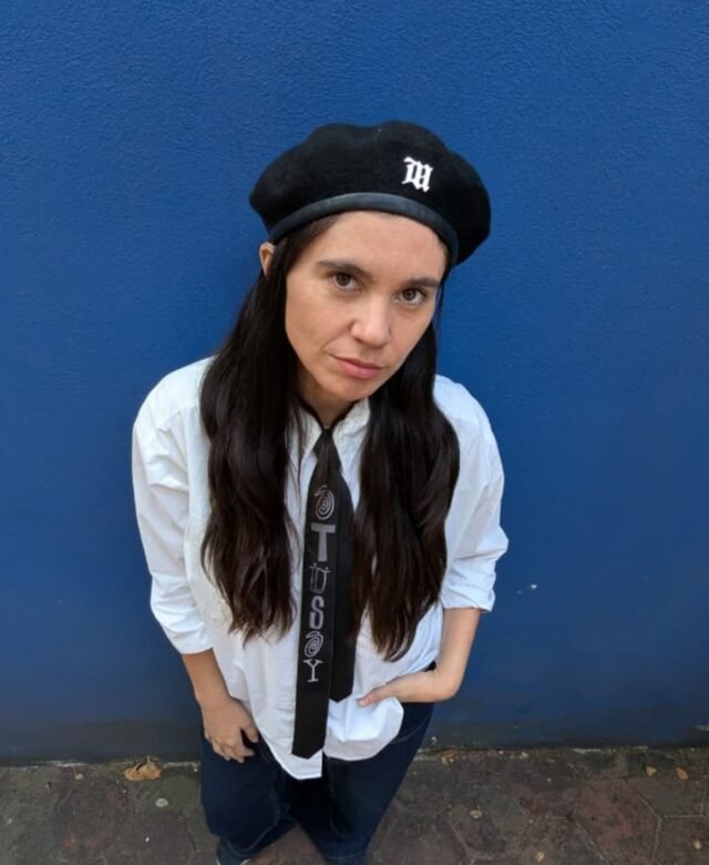 La cantante chilena Javiera Mena reflexiona sobre su nuevo disco Inmersión, la influencia de la migración en su música y su proceso creativo junto a Luigi de Cupido, en una conversación sobre emociones, canciones y evolución artística.