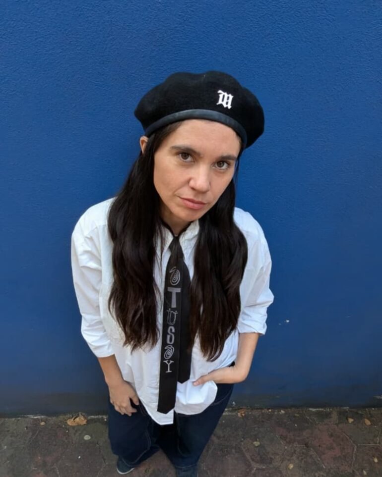 La cantante chilena Javiera Mena reflexiona sobre su nuevo disco Inmersión, la influencia de la migración en su música y su proceso creativo junto a Luigi de Cupido, en una conversación sobre emociones, canciones y evolución artística.