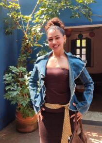 La Cassandra habla de su disco Gloria y Dolores, un viaje entre bachata, R&B y rumba flamenca dedicado a sus abuelas. Entrevista sobre su show en CDMX y su proceso creativo.