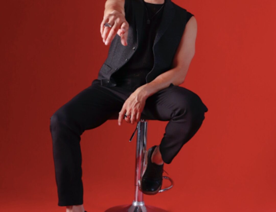 Apolinar nos presenta su versión de “Contigo Aprendí”, un cover que rompe con la balada tradicional y la lleva hacia el synth pop y la electrónica.