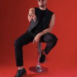 Apolinar nos presenta su versión de “Contigo Aprendí”, un cover que rompe con la balada tradicional y la lleva hacia el synth pop y la electrónica.