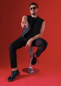 Apolinar nos presenta su versión de “Contigo Aprendí”, un cover que rompe con la balada tradicional y la lleva hacia el synth pop y la electrónica.