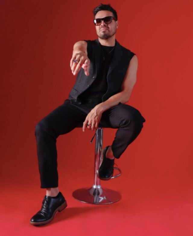 Apolinar nos presenta su versión de “Contigo Aprendí”, un cover que rompe con la balada tradicional y la lleva hacia el synth pop y la electrónica.