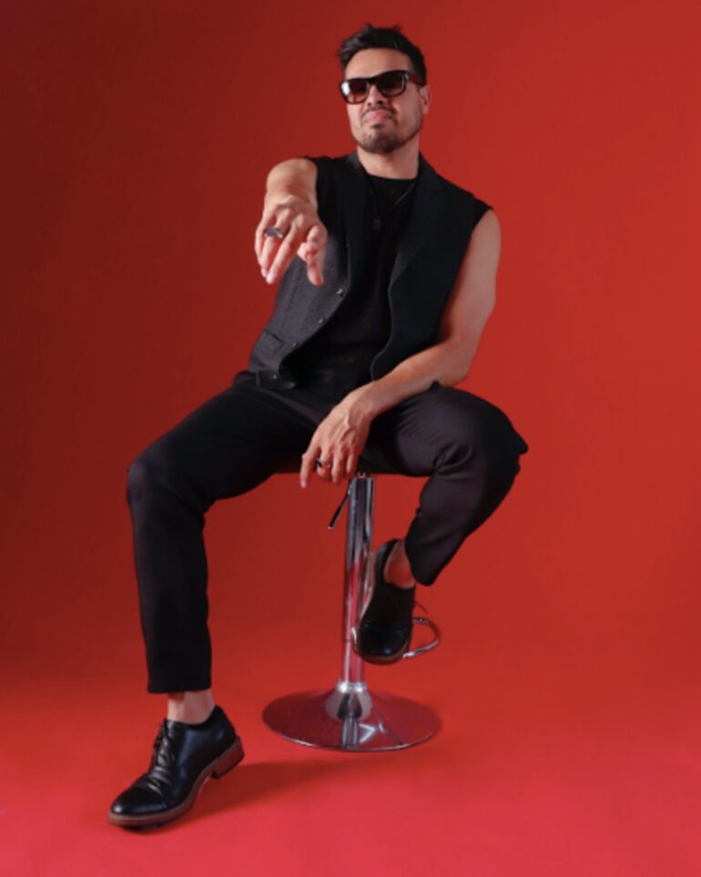 Apolinar nos presenta su versión de “Contigo Aprendí”, un cover que rompe con la balada tradicional y la lleva hacia el synth pop y la electrónica.