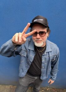 Kevin Drew, líder de Broken Social Scene, habla sobre el nuevo documental de la banda, los inicios de la escena indie en Toronto y cómo la amistad fue el motor creativo del colectivo musical.