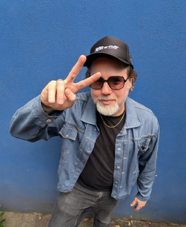 Kevin Drew, líder de Broken Social Scene, habla sobre el nuevo documental de la banda, los inicios de la escena indie en Toronto y cómo la amistad fue el motor creativo del colectivo musical.