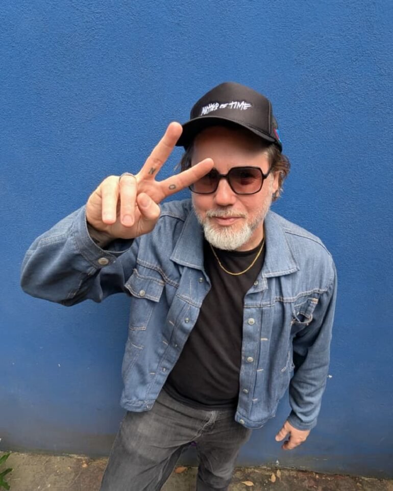 Kevin Drew, líder de Broken Social Scene, habla sobre el nuevo documental de la banda, los inicios de la escena indie en Toronto y cómo la amistad fue el motor creativo del colectivo musical.