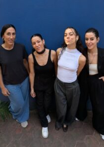 El flamenco volvió a respirar con acento contemporáneo en la Ciudad de México. El cuarteto español Las Migas aterrizó en la capital para presentar su más reciente disco, Flamencas, y confirmó que su vínculo con el público mexicano ya no es una promesa: es una realidad consolidada. “Esta vez ha sido muy especial”, cuentan tras su paso por el Centro Cultural Roberto Cantoral, donde ofrecieron un concierto que describen como “inolvidable”. No era su primera vez en el país —en 2018 tocaron en el Foro del Tejedor—, pero sí la confirmación de un crecimiento evidente. “He notado un público muy fan, un avance muy grande”, dicen. De la raíz a la reafirmación Con seis discos a cuestas, Las Migas sintieron la necesidad de volver al origen. Flamencas no es un gesto nostálgico, sino una reafirmación estética y política. “Queríamos volver a la raíz, al sitio de donde partimos, y enseñarle a la gente nuestra visión actual del flamenco”, explican. El proyecto dialoga directamente con sus dos álbumes anteriores: Libres y Rumberas. Las propias integrantes reconocen que estos tres trabajos conforman una especie de trilogía conceptual. Libres representó la apertura absoluta; Rumberas, una exploración rítmica que amplió su audiencia; y Flamencas, la consolidación de su identidad más tradicional, pero desde el presente. “Nosotras no sentimos que seamos un grupo de rumba, somos mucho más. Flamencas cierra esa trilogía volviendo al flamenco como declaración”, señalan. Flamenco y responsabilidad Hablar de flamenco en 2026 implica también revisar sus códigos. Las Migas asumen esa responsabilidad sin ambigüedades. “El flamenco tiene una parte tradicional muy potente, pero también arrastra letras y estructuras que hoy ya no nos representan”, reconocen. En ese terreno, su postura es clara: ocupar espacio. “Autodenominarnos flamencas hoy es una responsabilidad grande. Somos mujeres que queremos tener un lugar en ese mundo, llenar ese espacio para las nuevas generaciones”. No se trata únicamente de actualizar arreglos o modernizar la producción. Es una resignificación desde la interpretación, la narrativa y la presencia escénica. La tradición no se niega, pero se revisa. El directo como laboratorio Si el estudio es reflexión, el escenario es prueba. Y México fue el laboratorio perfecto. “Este disco estaba muy pensado para el directo. Es bastante auténtico, bastante cuarteto: lo que somos es lo que se ve en el escenario”. A diferencia de trabajos con mayor carga de producción, Flamencas se sostiene en la esencia instrumental y vocal del grupo. Eso ha permitido que el show fluya con naturalidad. Pero Las Migas no se conforman con “tocar canciones”: su apuesta actual es construir espectáculo. “Estamos muy centradas en el storytelling del show. No es solo ir tirando temas, es presentar un viaje”, explican. Para ello, sumaron a una escenógrafa externa que aportó mirada crítica. “Desde dentro puedes verlo hasta cierto punto. Una persona de fuera te dice: aquí muévete, aquí pasa esto detrás. Nos ayudó muchísimo”. La decisión evidencia una etapa de madurez artística: profesionalizar la puesta en escena sin perder espontaneidad. Una noche irrepetible El concierto en el Roberto Cantoral fue descrito por ellas mismas como “brutal”. Lo que más destacan no es solo la acústica del recinto o el público que las rodeaba —literalmente, con espectadores también detrás del escenario—, sino la sensación interna. “Hay veces que te subes a un escenario y pasan cosas que no puedes controlar. Este concierto no fue nada difícil. Estaba terminando y quería volver a empezarlo”. En primera fila, un grupo de superfans cantaba y bailaba cada tema. Ese intercambio emocional terminó de sellar la experiencia. “De estas cosas que no te puedes creer”, confiesan. México: inspiración y caos Más allá del escenario, la ciudad también dejó huella. Les sorprendieron los árboles antiguos, la vegetación exuberante y la intensidad cromática. El tráfico, admiten entre risas, “es algo a mejorar”. Pero la energía cultural compensó cualquier jet lag. El viaje, de hecho, fue una odisea estratégica para combatir el desfase horario. Intentaron regular el sueño en el avión; fracasaron. Llegaron prácticamente directas al teatro. “Esa noche la tenemos un poco borrosa, no sabemos si fue real o un sueño”. Aun así, la descarga emocional del concierto lo justificó todo. Un proyecto sin fronteras Las Migas no comparten ciudad. Viven entre Sevilla, Córdoba, Barcelona, Menorca y otros puntos. Esa dispersión complica los ensayos, pero eleva la intensidad de los encuentros. “Cuando nos vemos es trabajo intensísimo. No hay rutina de ensayo todos los miércoles. Es fiesta y creación concentrada”. La elección de integrantes nunca ha respondido a la geografía. “No puedes limitar el proyecto a una ciudad. Cuando hemos necesitado una nueva componente, hemos ido donde estuviera”. Esa apertura explica la diversidad de estímulos que nutre al grupo y su capacidad de reinventarse sin perder cohesión. Lo que viene Aunque el arranque de 2026 fue más lento de lo esperado, la gira ha ido tomando impulso. Noviembre contempla fechas en América, y México podría convertirse en parada obligada. “Esto se nos ha hecho muy corto. El teatro estaba lleno. Nos dijeron que había sido de lo más grande que había pasado ahí. ¿Por qué no dijeron que volverían?, nos preguntaron. Pues quizá lo estamos diciendo ahora”. Su deseo es claro: más días, más ciudades, una gira de teatros y, si es posible, colaboraciones con músicos locales, incluso con exponentes de son jarocho. El moodboard de una etapa Si tuvieran que definir esta fase con elementos visuales y conceptuales, la lista sería precisa: Claveles. Rojo, blanco y negro. Elegancia. Flamenco. Hermandad musical. Un manifiesto en cinco palabras. Las Migas regresaron a la raíz para proyectarse hacia el futuro. Y México, todo indica, será parte fundamental de ese trayecto.