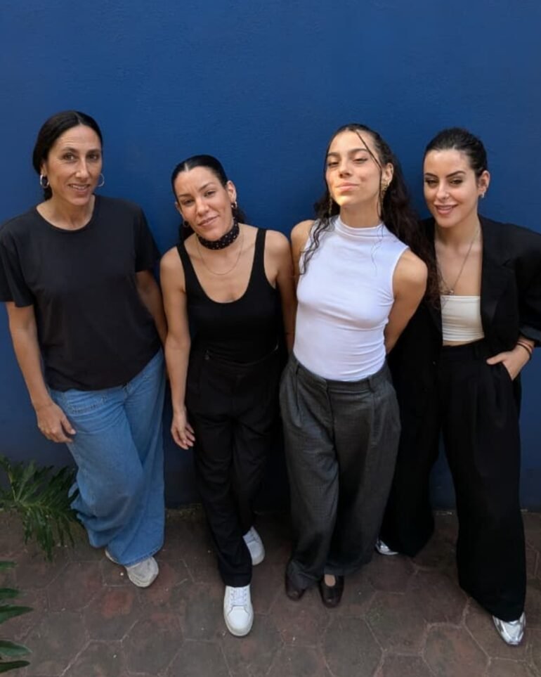 El flamenco volvió a respirar con acento contemporáneo en la Ciudad de México. El cuarteto español Las Migas aterrizó en la capital para presentar su más reciente disco, Flamencas, y confirmó que su vínculo con el público mexicano ya no es una promesa: es una realidad consolidada. “Esta vez ha sido muy especial”, cuentan tras su paso por el Centro Cultural Roberto Cantoral, donde ofrecieron un concierto que describen como “inolvidable”. No era su primera vez en el país —en 2018 tocaron en el Foro del Tejedor—, pero sí la confirmación de un crecimiento evidente. “He notado un público muy fan, un avance muy grande”, dicen. De la raíz a la reafirmación Con seis discos a cuestas, Las Migas sintieron la necesidad de volver al origen. Flamencas no es un gesto nostálgico, sino una reafirmación estética y política. “Queríamos volver a la raíz, al sitio de donde partimos, y enseñarle a la gente nuestra visión actual del flamenco”, explican. El proyecto dialoga directamente con sus dos álbumes anteriores: Libres y Rumberas. Las propias integrantes reconocen que estos tres trabajos conforman una especie de trilogía conceptual. Libres representó la apertura absoluta; Rumberas, una exploración rítmica que amplió su audiencia; y Flamencas, la consolidación de su identidad más tradicional, pero desde el presente. “Nosotras no sentimos que seamos un grupo de rumba, somos mucho más. Flamencas cierra esa trilogía volviendo al flamenco como declaración”, señalan. Flamenco y responsabilidad Hablar de flamenco en 2026 implica también revisar sus códigos. Las Migas asumen esa responsabilidad sin ambigüedades. “El flamenco tiene una parte tradicional muy potente, pero también arrastra letras y estructuras que hoy ya no nos representan”, reconocen. En ese terreno, su postura es clara: ocupar espacio. “Autodenominarnos flamencas hoy es una responsabilidad grande. Somos mujeres que queremos tener un lugar en ese mundo, llenar ese espacio para las nuevas generaciones”. No se trata únicamente de actualizar arreglos o modernizar la producción. Es una resignificación desde la interpretación, la narrativa y la presencia escénica. La tradición no se niega, pero se revisa. El directo como laboratorio Si el estudio es reflexión, el escenario es prueba. Y México fue el laboratorio perfecto. “Este disco estaba muy pensado para el directo. Es bastante auténtico, bastante cuarteto: lo que somos es lo que se ve en el escenario”. A diferencia de trabajos con mayor carga de producción, Flamencas se sostiene en la esencia instrumental y vocal del grupo. Eso ha permitido que el show fluya con naturalidad. Pero Las Migas no se conforman con “tocar canciones”: su apuesta actual es construir espectáculo. “Estamos muy centradas en el storytelling del show. No es solo ir tirando temas, es presentar un viaje”, explican. Para ello, sumaron a una escenógrafa externa que aportó mirada crítica. “Desde dentro puedes verlo hasta cierto punto. Una persona de fuera te dice: aquí muévete, aquí pasa esto detrás. Nos ayudó muchísimo”. La decisión evidencia una etapa de madurez artística: profesionalizar la puesta en escena sin perder espontaneidad. Una noche irrepetible El concierto en el Roberto Cantoral fue descrito por ellas mismas como “brutal”. Lo que más destacan no es solo la acústica del recinto o el público que las rodeaba —literalmente, con espectadores también detrás del escenario—, sino la sensación interna. “Hay veces que te subes a un escenario y pasan cosas que no puedes controlar. Este concierto no fue nada difícil. Estaba terminando y quería volver a empezarlo”. En primera fila, un grupo de superfans cantaba y bailaba cada tema. Ese intercambio emocional terminó de sellar la experiencia. “De estas cosas que no te puedes creer”, confiesan. México: inspiración y caos Más allá del escenario, la ciudad también dejó huella. Les sorprendieron los árboles antiguos, la vegetación exuberante y la intensidad cromática. El tráfico, admiten entre risas, “es algo a mejorar”. Pero la energía cultural compensó cualquier jet lag. El viaje, de hecho, fue una odisea estratégica para combatir el desfase horario. Intentaron regular el sueño en el avión; fracasaron. Llegaron prácticamente directas al teatro. “Esa noche la tenemos un poco borrosa, no sabemos si fue real o un sueño”. Aun así, la descarga emocional del concierto lo justificó todo. Un proyecto sin fronteras Las Migas no comparten ciudad. Viven entre Sevilla, Córdoba, Barcelona, Menorca y otros puntos. Esa dispersión complica los ensayos, pero eleva la intensidad de los encuentros. “Cuando nos vemos es trabajo intensísimo. No hay rutina de ensayo todos los miércoles. Es fiesta y creación concentrada”. La elección de integrantes nunca ha respondido a la geografía. “No puedes limitar el proyecto a una ciudad. Cuando hemos necesitado una nueva componente, hemos ido donde estuviera”. Esa apertura explica la diversidad de estímulos que nutre al grupo y su capacidad de reinventarse sin perder cohesión. Lo que viene Aunque el arranque de 2026 fue más lento de lo esperado, la gira ha ido tomando impulso. Noviembre contempla fechas en América, y México podría convertirse en parada obligada. “Esto se nos ha hecho muy corto. El teatro estaba lleno. Nos dijeron que había sido de lo más grande que había pasado ahí. ¿Por qué no dijeron que volverían?, nos preguntaron. Pues quizá lo estamos diciendo ahora”. Su deseo es claro: más días, más ciudades, una gira de teatros y, si es posible, colaboraciones con músicos locales, incluso con exponentes de son jarocho. El moodboard de una etapa Si tuvieran que definir esta fase con elementos visuales y conceptuales, la lista sería precisa: Claveles. Rojo, blanco y negro. Elegancia. Flamenco. Hermandad musical. Un manifiesto en cinco palabras. Las Migas regresaron a la raíz para proyectarse hacia el futuro. Y México, todo indica, será parte fundamental de ese trayecto.