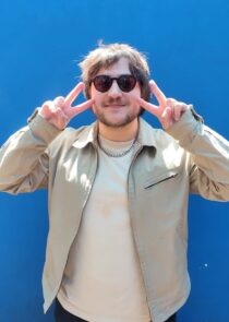 Manu Beker presenta “Whisky”, primer sencillo de Canciones para lastimarte el cuello. Habla de autoproducción, inseguridad creativa, CDMX y cómo llevará su nuevo disco al escenario.