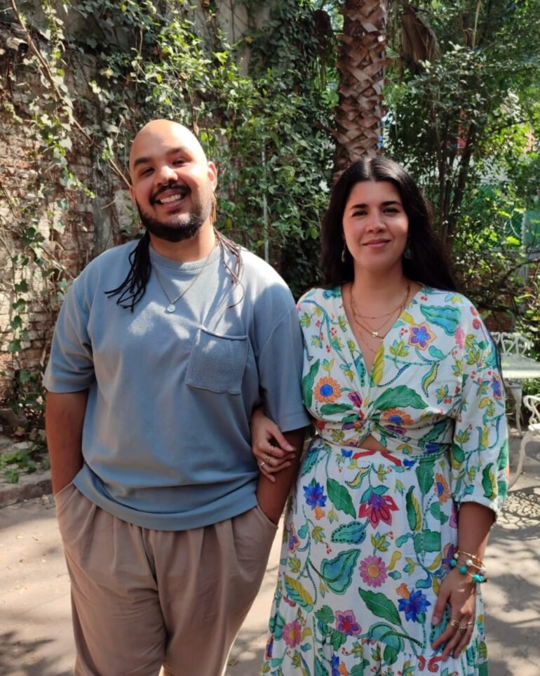 El dúo venezolano Mariela y Venero estrena La vida que nos tocó, un proyecto interdisciplinario que combina álbum, crónicas sonoras y long film para narrar la migración desde la belleza, el folklore latinoamericano y el pop urbano.