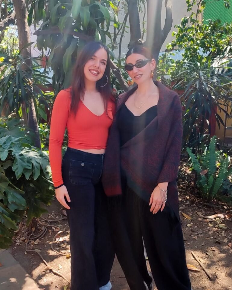 Musgö y Ángela González llegan a México con una gira conjunta que une el arpa electrónica de Grieta y el pop orgánico de La Recena. Fechas en CDMX, detalles del show y entrevista completa.