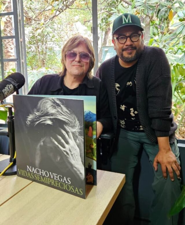 El cantautor español Nacho Vegas habla sobre su nuevo disco Vidas semipreciosas, el uso del asturiano en sus canciones, la dimensión política de la música y su regreso a México para el Vive Latino.