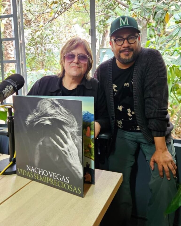 El cantautor español Nacho Vegas habla sobre su nuevo disco Vidas semipreciosas, el uso del asturiano en sus canciones, la dimensión política de la música y su regreso a México para el Vive Latino.