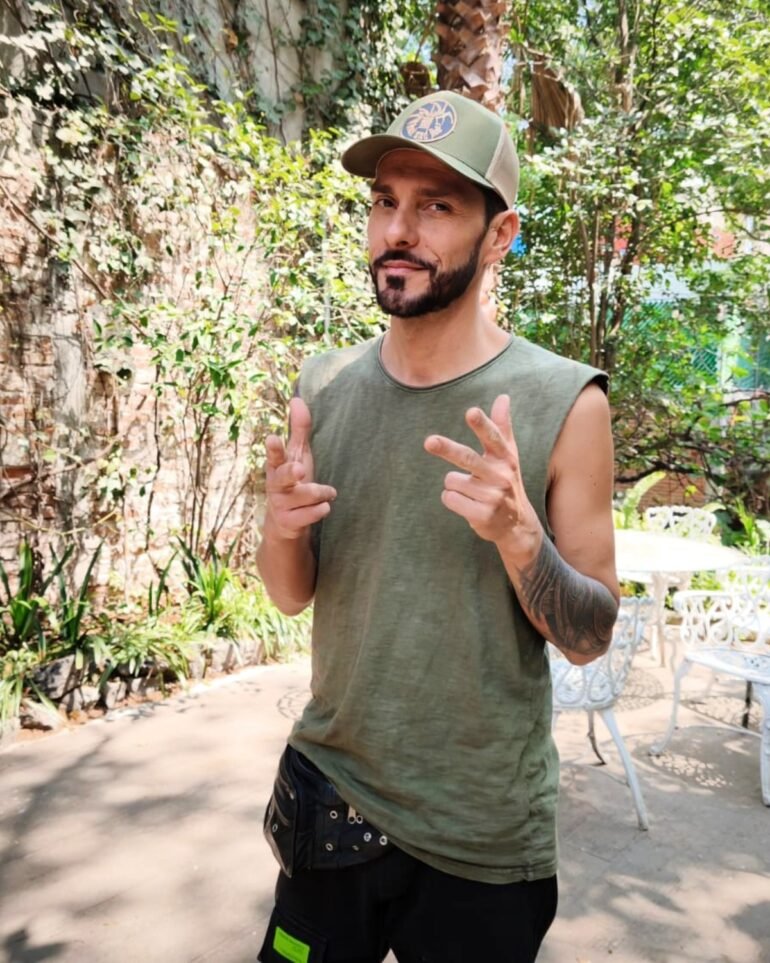 La banda colombiana Nadie celebra tres décadas de historia con una gira especial, la reedición en vinilo de Carne Trémula y el anuncio de su nuevo disco Veneno, un proyecto que mezcla punk, metal y rock.