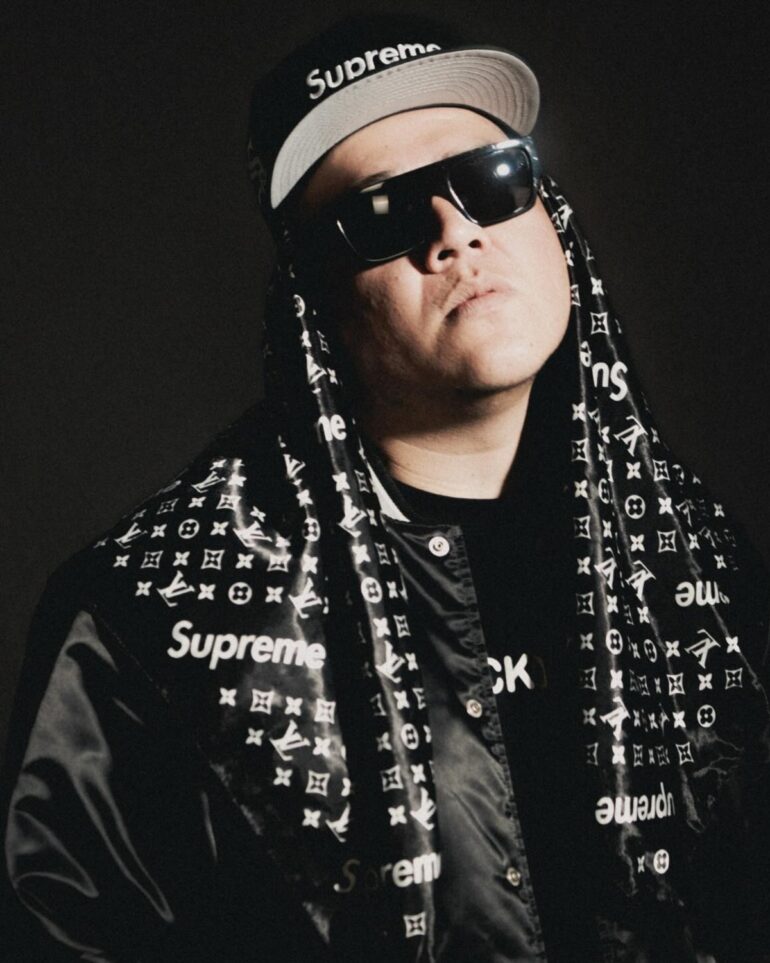 El rapero mexicano Sipo One celebra el lanzamiento de su álbum La Pluma de la Calle con un concierto especial el 21 de marzo en el Salón Villa Flamingos de la CDMX, acompañado de invitados y una producción pensada como espectáculo.