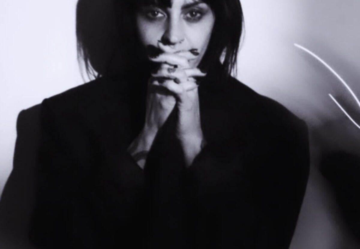 Jani Dueñas, conocida por su trabajo en 31 Minutos, nos presenta Sombra, su proyecto musical más íntimo y oscuro.