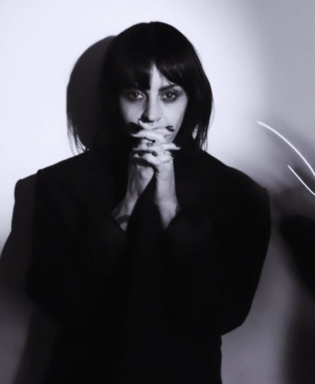 Jani Dueñas, conocida por su trabajo en 31 Minutos, nos presenta Sombra, su proyecto musical más íntimo y oscuro.