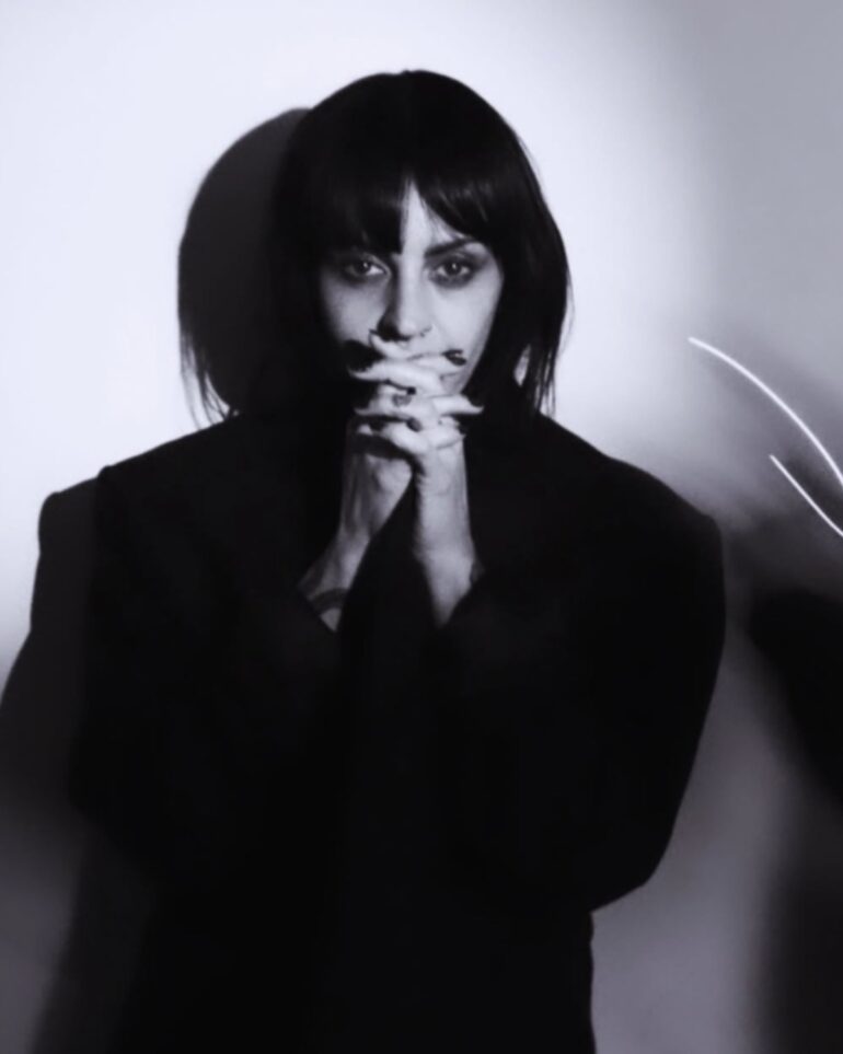 Jani Dueñas, conocida por su trabajo en 31 Minutos, nos presenta Sombra, su proyecto musical más íntimo y oscuro.