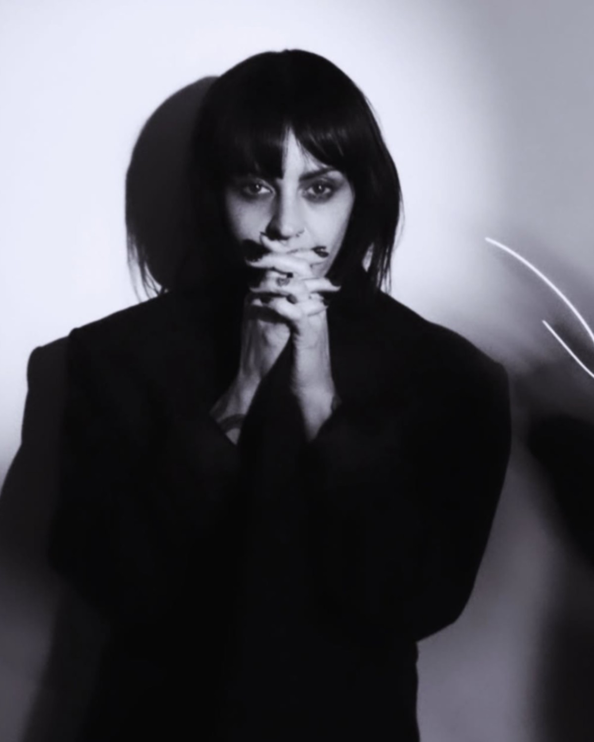 Jani Dueñas, conocida por su trabajo en 31 Minutos, nos presenta Sombra, su proyecto musical más íntimo y oscuro.