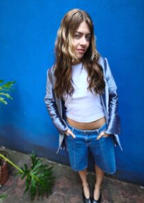 Sofía Thompson presenta Etherea, su álbum debut: un proyecto que mezcla pop etéreo, electrónica y una narrativa profunda sobre la experiencia humana.