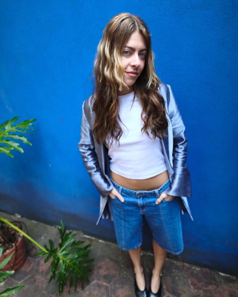 Sofía Thompson presenta Etherea, su álbum debut: un proyecto que mezcla pop etéreo, electrónica y una narrativa profunda sobre la experiencia humana.