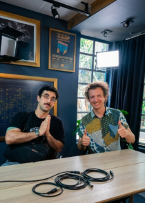 La agrupación Enguayabá presenta su primer EP. Descubre cómo Felipe y Gastón reinventan el sonido de Lucho Bermúdez y Pedro Laza con una esencia rockera y multicultural desde la Ciudad de México.