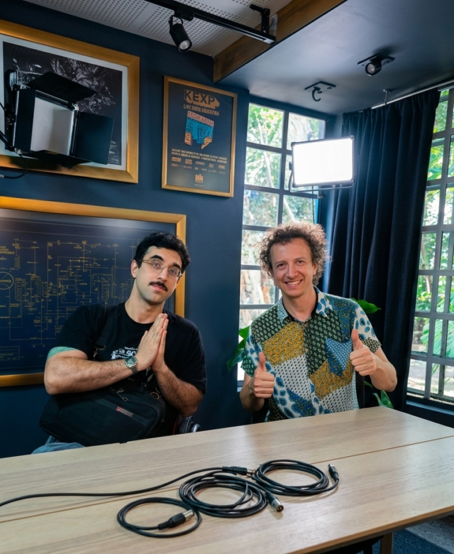 La agrupación Enguayabá presenta su primer EP. Descubre cómo Felipe y Gastón reinventan el sonido de Lucho Bermúdez y Pedro Laza con una esencia rockera y multicultural desde la Ciudad de México.