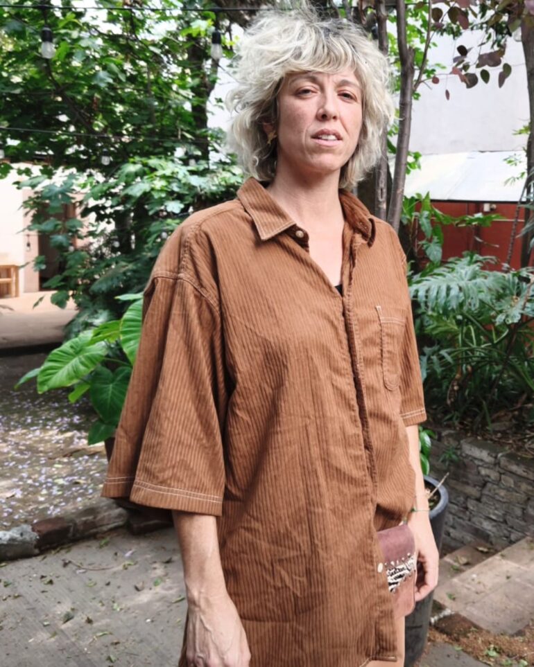 Descubre la entrevista exclusiva con Karmento en su primera visita a México. Hablamos sobre su disco 'La Serrana', la conexión con sus raíces y cómo el folklore se vuelve moderno.