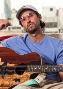 MAUMAUMAU habla sobre su identidad entre México y EE.UU., su proceso creativo, Berklee y su nuevo EP “Macho Macho”, un proyecto que mezcla géneros, idiomas y narrativa audiovisual.